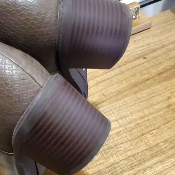 Clarks Women's Leather Healed Ankle Fall Winter Boots Side Zip Dark Taupe Sz 8 - Picture 7 of 12